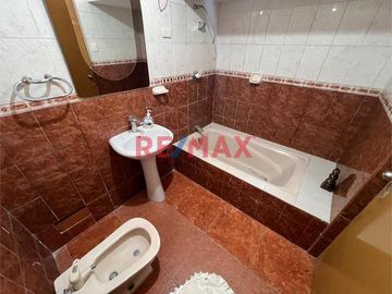 Esta casa de dos pisos más azotea en Venta ofrece una oportunidad excepcional tanto para vivienda como para inversión con una ubicación privilegiada.