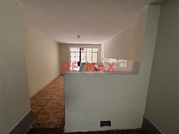Esta casa de dos pisos más azotea en Venta ofrece una oportunidad excepcional tanto para vivienda como para inversión con una ubicación privilegiada.