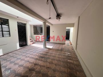 Esta casa de dos pisos más azotea en Venta ofrece una oportunidad excepcional tanto para vivienda como para inversión con una ubicación privilegiada.