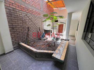 Esta casa de dos pisos más azotea en Venta ofrece una oportunidad excepcional tanto para vivienda como para inversión con una ubicación privilegiada.