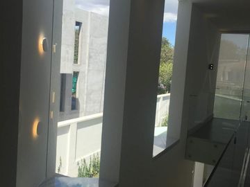 EN VENTA HERMOSA CASA NUEVA Y MODERNA EN RANCHO SAN FRANCISCO