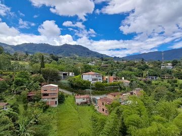 apartamento en arriendo en loma de las brujas. Cod A217807