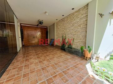 🏡✨ ¡OPORTUNIDAD ÚNICA EN CHICLAYO-PIMENTEL! ✨🏡

¡Descubre tu nuevo hogar en una de las zonas más encantadoras de Chiclayo! Presentamos una amplia y