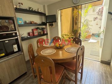 🏡✨ ¡OPORTUNIDAD ÚNICA EN CHICLAYO-PIMENTEL! ✨🏡

¡Descubre tu nuevo hogar en una de las zonas más encantadoras de Chiclayo! Presentamos una amplia y