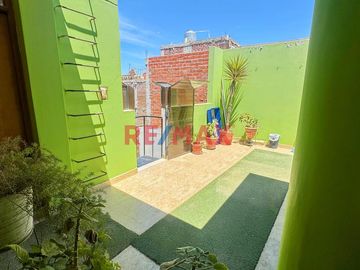 🏡✨ ¡OPORTUNIDAD ÚNICA EN CHICLAYO-PIMENTEL! ✨🏡

¡Descubre tu nuevo hogar en una de las zonas más encantadoras de Chiclayo! Presentamos una amplia y