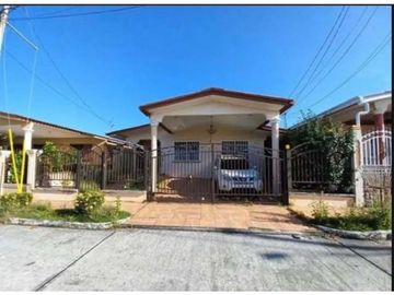 SE VENDE CASA CON PATIO EN BRISAS DEL GOLF. AM