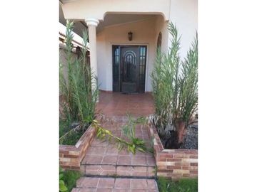 SE VENDE CASA CON PATIO EN BRISAS DEL GOLF. AM