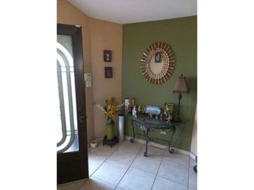 SE VENDE CASA CON PATIO EN BRISAS DEL GOLF. AM