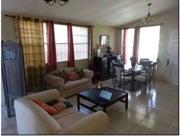 SE VENDE CASA CON PATIO EN BRISAS DEL GOLF. AM
