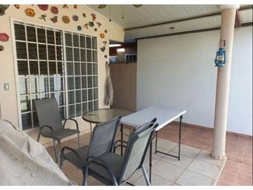 SE VENDE CASA CON PATIO EN BRISAS DEL GOLF. AM