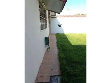 SE VENDE CASA CON PATIO EN BRISAS DEL GOLF. AM