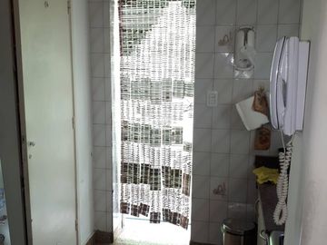 Casa 3 ambientes estilo americano, cochera y fondo c/pileta.