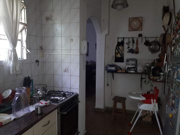 Casa 3 ambientes estilo americano, cochera y fondo c/pileta.