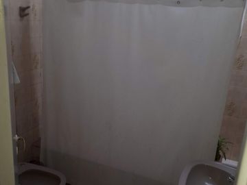 Casa 3 ambientes estilo americano, cochera y fondo c/pileta.