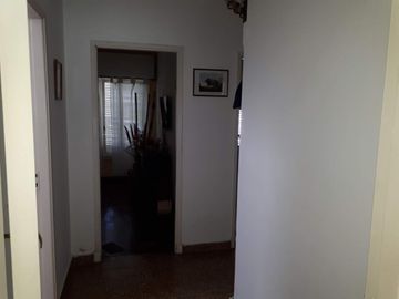 Casa 3 ambientes estilo americano, cochera y fondo c/pileta.
