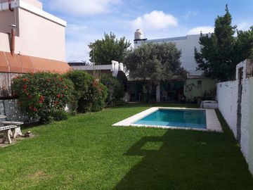 Casa 3 ambientes estilo americano, cochera y fondo c/pileta.