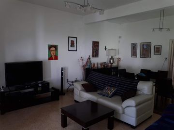 Casa 3 ambientes estilo americano, cochera y fondo c/pileta.