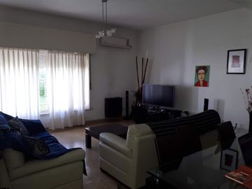Casa 3 ambientes estilo americano, cochera y fondo c/pileta.