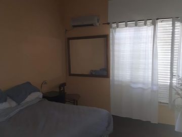 Casa 3 ambientes estilo americano, cochera y fondo c/pileta.