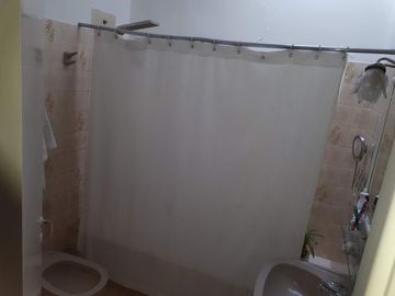 Casa 3 ambientes estilo americano, cochera y fondo c/pileta.
