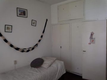Casa 3 ambientes estilo americano, cochera y fondo c/pileta.
