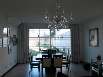 Excelente casa- VICENTE LOPEZ