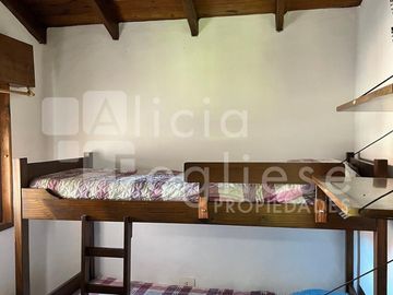 Venta en Block Casa de 4 ambientes sobre Lote Multifamiliar y Lote Multifamiliar