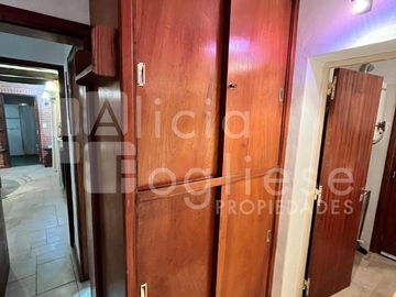 Venta en Block Casa de 4 ambientes sobre Lote Multifamiliar y Lote Multifamiliar