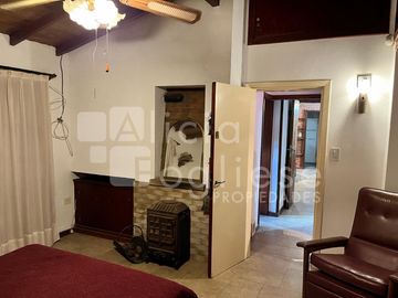 Venta en Block Casa de 4 ambientes sobre Lote Multifamiliar y Lote Multifamiliar