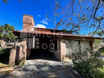 Venta en Block Casa de 4 ambientes sobre Lote Multifamiliar y Lote Multifamiliar