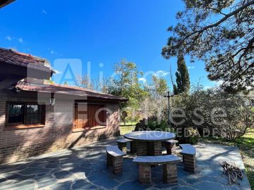 Venta en Block Casa de 4 ambientes sobre Lote Multifamiliar y Lote Multifamiliar