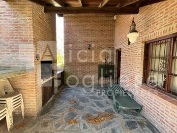 Venta en Block Casa de 4 ambientes sobre Lote Multifamiliar y Lote Multifamiliar