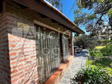 Venta en Block Casa de 4 ambientes sobre Lote Multifamiliar y Lote Multifamiliar