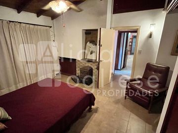 Venta en Block Casa de 4 ambientes sobre Lote Multifamiliar y Lote Multifamiliar