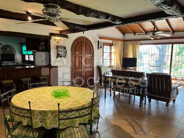 Venta en Block Casa de 4 ambientes sobre Lote Multifamiliar y Lote Multifamiliar