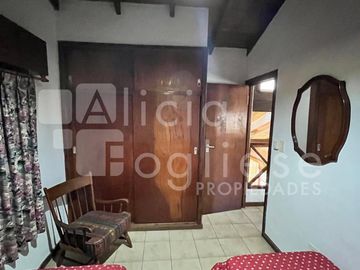 Venta en Block Casa de 4 ambientes sobre Lote Multifamiliar y Lote Multifamiliar