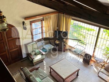 Venta en Block Casa de 4 ambientes sobre Lote Multifamiliar y Lote Multifamiliar