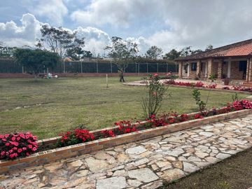 Venta de Casa Campestre vía a la Mesa de Los Santos - C.R. Altamira. Cod V7367