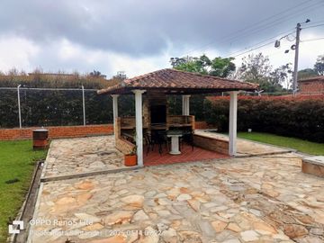 Venta de Casa Campestre vía a la Mesa de Los Santos - C.R. Altamira. Cod V7367