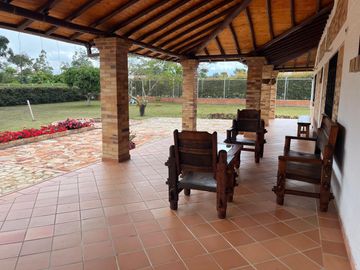 Venta de Casa Campestre vía a la Mesa de Los Santos - C.R. Altamira. Cod V7367