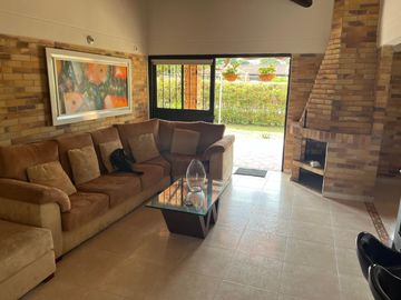 Venta de Casa Campestre vía a la Mesa de Los Santos - C.R. Altamira. Cod V7367
