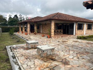 Venta de Casa Campestre vía a la Mesa de Los Santos - C.R. Altamira. Cod V7367