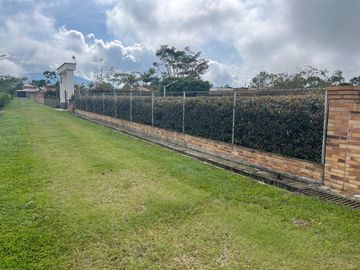 Venta de Casa Campestre vía a la Mesa de Los Santos - C.R. Altamira. Cod V7367