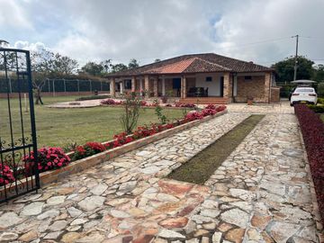 Venta de Casa Campestre vía a la Mesa de Los Santos - C.R. Altamira. Cod V7367