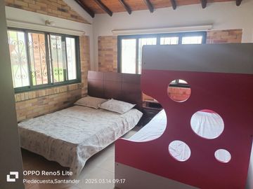 Venta de Casa Campestre vía a la Mesa de Los Santos - C.R. Altamira. Cod V7367