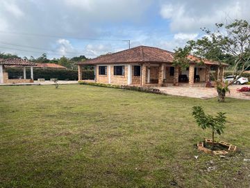Venta de Casa Campestre vía a la Mesa de Los Santos - C.R. Altamira. Cod V7367
