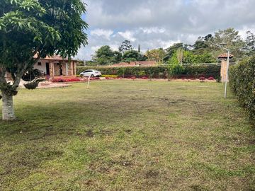 Venta de Casa Campestre vía a la Mesa de Los Santos - C.R. Altamira. Cod V7367