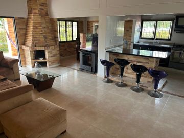 Venta de Casa Campestre vía a la Mesa de Los Santos - C.R. Altamira. Cod V7367
