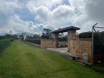 Venta de Casa Campestre vía a la Mesa de Los Santos - C.R. Altamira. Cod V7367