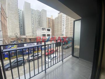 ¡Conecta con la ciudad, vive cerca de todo!

Este moderno departamento se ubica en uno de los mejores puntos del Distrito de San Miguel, rodeado de